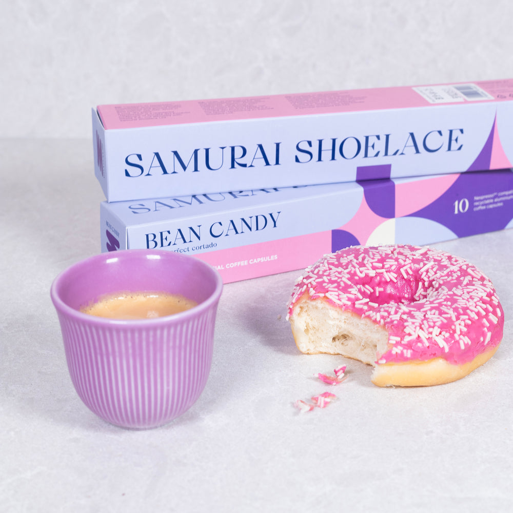 Samurai Shoelace Serious Coffee Bean Candy kávékapszula espresso és cortado csészével rózsaszín fánk
