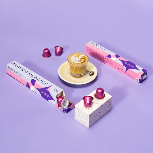 Samurai Shoelace Serious Coffee Bean Candy kávékapszula termékfotója lila háttérrel rózsaszín kapszulákkal cortado üvegpohárban