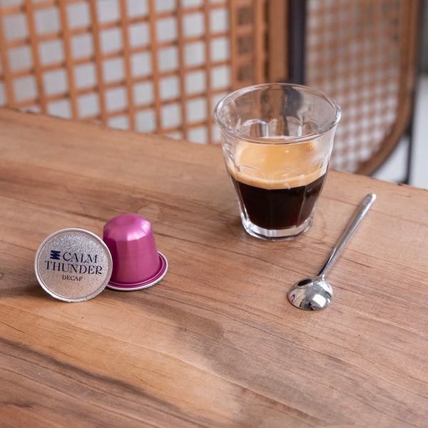 Samurai Shoelace Serious Coffee Calm Thunder koffeinmentes kávé klasszikus nappaliban espresso üvegpohárban