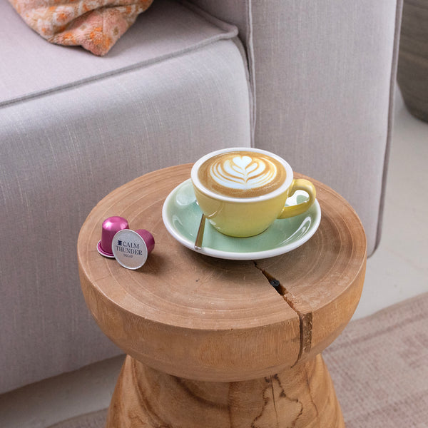 Samurai Shoelace Serious Coffee Calm Thunder koffeinmentes kávé latte art csészében modern nappaliban latte recepthez