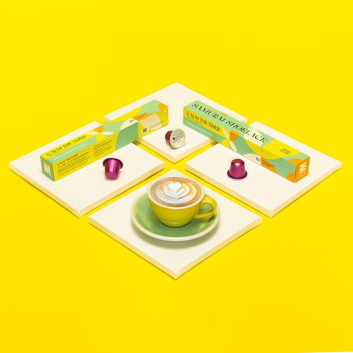 Samurai Shoelace Serious Coffee Calm Thunder koffeinmentes kávékapszula termékfotója sárga alapon rózsaszín kapszulákkal latte csészével