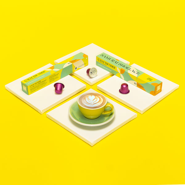 Samurai Shoelace Serious Coffee Calm Thunder koffeinmentes kávékapszula termékfotója sárga alapon rózsaszín kapszulákkal latte csészével