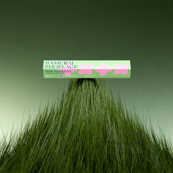 Samurai Shoelace Curiosity Series Pink Elephant kávékapszula termékfotója fűszálakkal tejes recepthez zöld háttérrel