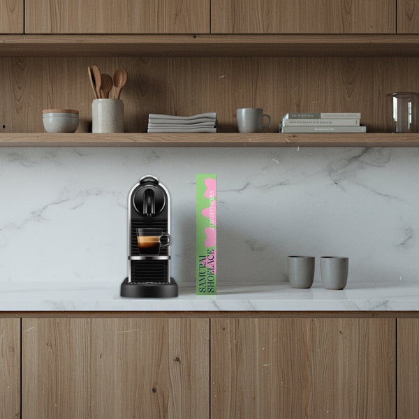 Samurai Shoelace Curiosity Series Pink Elephant kávékapszula termékfotója modern konyhai pulton Nespresso kávégéppel