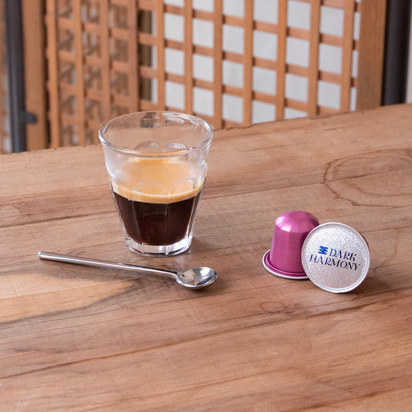 Samurai Shoelace Serious Coffee Dark Harmony kávékapszula klasszikus nappaliban espresso üvegpohárban rózsaszín kapszulával