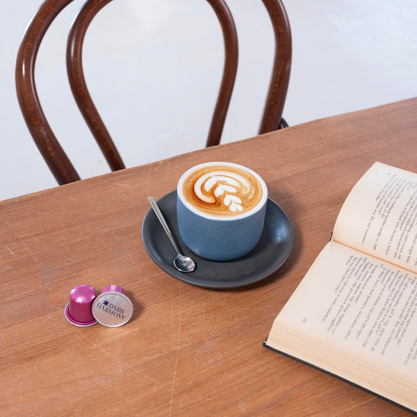 Samurai Shoelace Serious Coffee Dark Harmony kávékapszula klasszikus nappaliban latte csészében latte arttal és könyvvel
