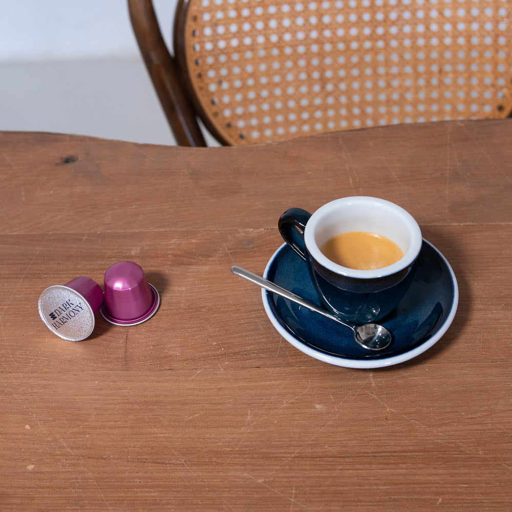 Samurai Shoelace Serious Coffee Dark Harmony kávékapszula klasszikus nappaliban espresso csészével