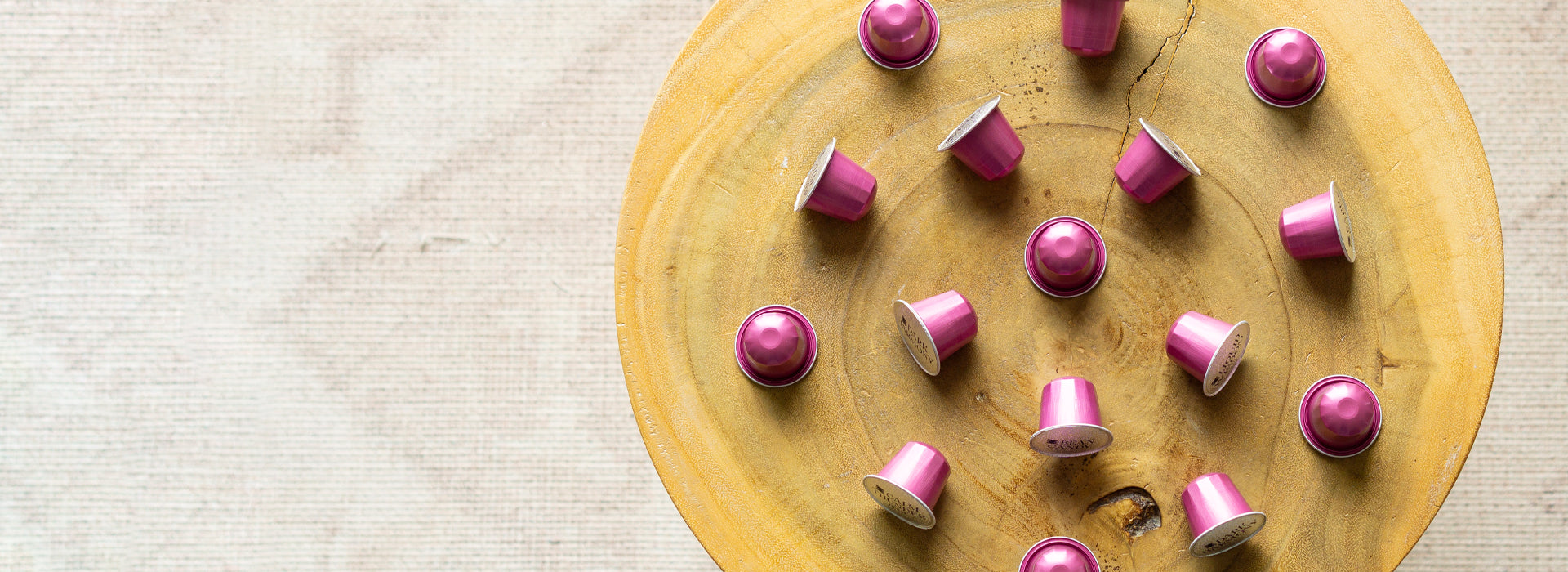 Samurai Shoelace kávékapszuláink fa asztalon rózsaszín kávékapszulák