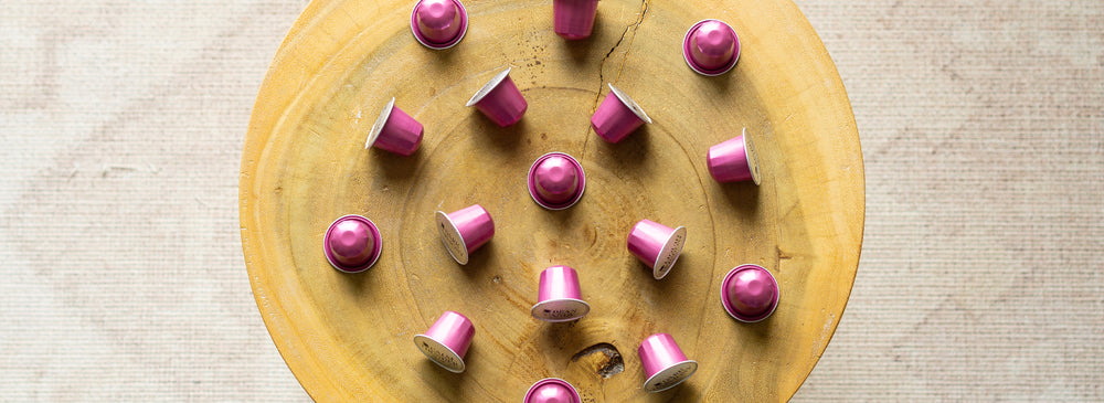 Samurai Shoelace kávékapszuláink fa asztalon rózsaszín kávékapszulák