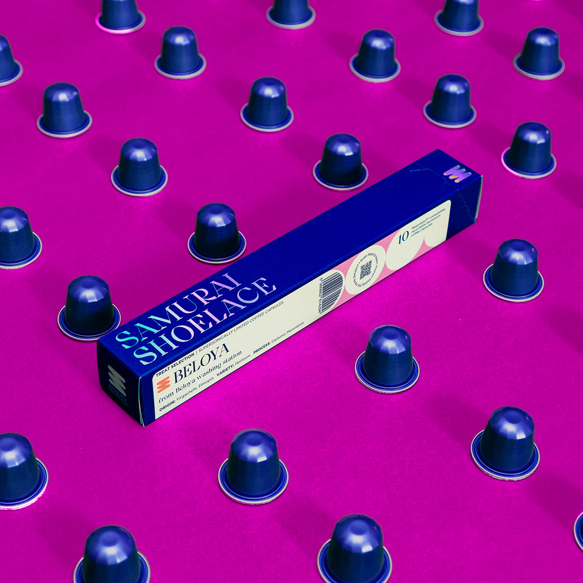 Samurai Shoelace Treat Selection Beloya termékfotó rózsaszín háttéren kék kávékapszulával